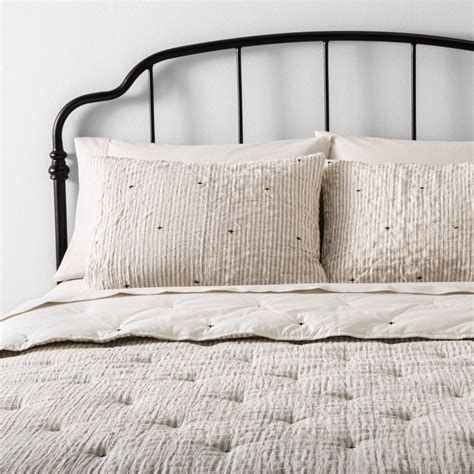 Gorgeous Farmhouse Bedding To Add To Your Room