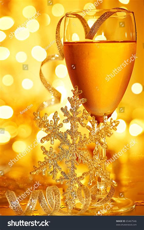 Bridal shower, baby showers, and bachelorette parties are basically nothing without these fizzy drinks. Christmas Festive Drinks With Champagne - Jingle Juice ...