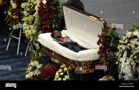 Le Corps De James Brown Se Trouve Dans Un Cercueil Ouvert Qu Aux