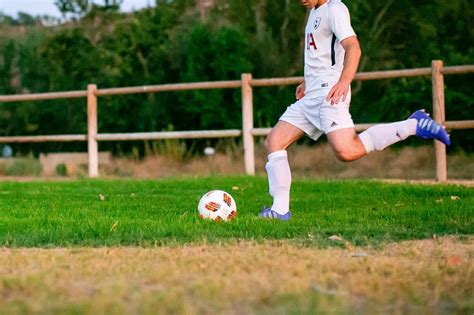 How To Pass A Soccer Ball Simple Guide Athleticlift