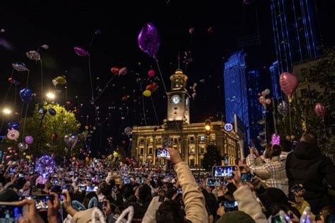 Salah satu ciri puisi lama yaitu masih terikat dengan. Contoh Gambar Cerita Tentang Acara Tahun Baru ...