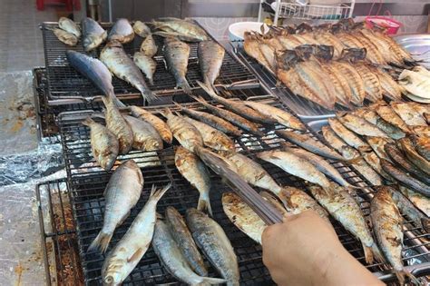 While in hout bay, you can also visit the harbour market for the local delicatessen and arts and crafts, or feed seals of the bay or the fish market is open 7 days a week from 9am to 5pm. Sorae Fish Market | 소래포구 종합어시장 : TRIPPOSE