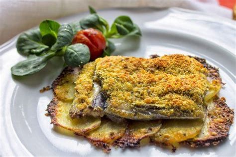 Formate i burger con l'aiuto di un coppapasta o con le mani, disponeteli in una teglia con carta forno, aggiungete su ogni pezzo un ciuffetto di burro e cuocete in forno a 180° c per 15 minuti circa. Pesce spatola al forno su letto di patate croccanti ...