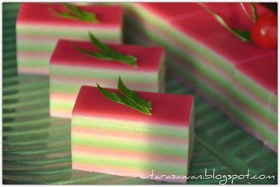 Kueh lapis is a traditional cake built up of nine layers of rice pudding. Kuih lapis nyonya must try this recipe.... | Kue lapis ...