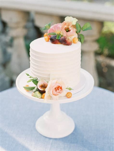 Simple Single Tier Wedding Cake With Fresh Flowers Simple Wedding