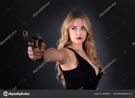 Güzel Seksi Kız Silahlı Stok fotoğrafçılık muro Telifsiz resim