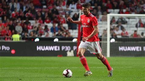 Ruben dias is a portuguese defender who plays in the premier league for manchester city. Rúben Dias on the world's roof - SL Benfica