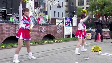 Japanese Cheerleaders Lift Commuters Spirits