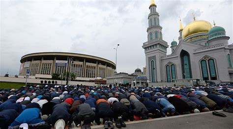 250000 Muslims Flock To Moscows Cathedral Mosque For Eid Prayer