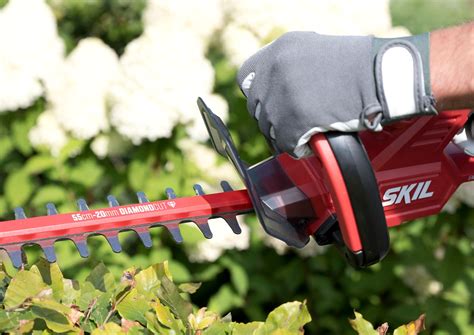 Skil Cordless Hedge Cutter In 2020 Hedge Trimmers Hedges Hedge Cutter