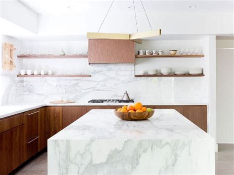 Traditionally, kitchen backsplashes were made of tile and covered just the portion of kitchen walls between the countertops and upper cabinets. This Hot Kitchen Backsplash Trend Is Cooling Off в 2020 г ...