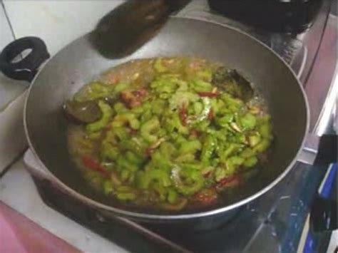 Pare atau paria dikenal sebagai sayuran pahit yang penuh khasiat, akan tetapi yang berwarna hijau tidaklah terlalu pahit bila dibandingkan pare berwarna pucat atau putih. Resep dan Cara Memasak Tumis Pare Tanpa Pahit - YouTube