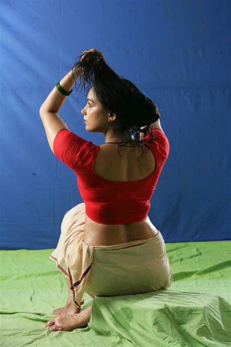 Swetha Menon Hot In Saree Thaaram Movie Moviegalleri Net