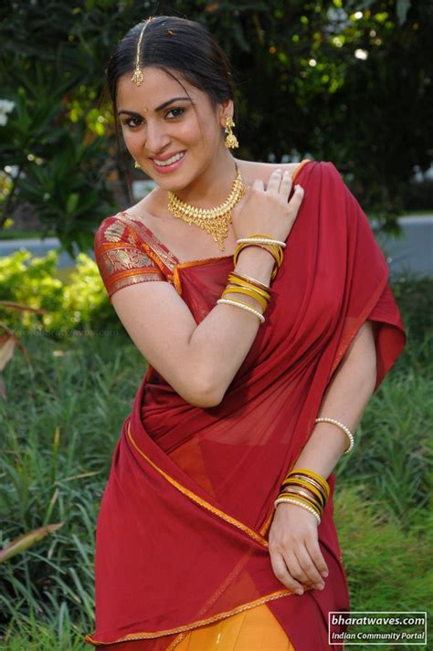 Shraddha Arya Sey Back Show In Saree Artis Cantik Molek Sedunia