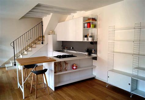 Luogo nascosto, accessibile solo alla casalinga, la cucina era lontana dal soggiorno per mascherare disordine e odori. Penisola in cucina, un bancone snack con gamboni da sogno ...