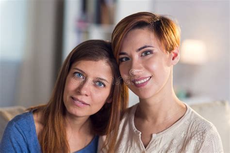 Homoseksueel Paar Van Lesbische Vrouwen Thuis Op De Laag Stock