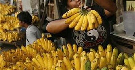 Banana Eating World Record Bid Scapped Over Heart Attack Fears Mirror