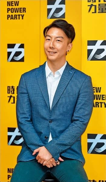 愛上女主播!「學運界吳尊」 與氣質美女謝家璇被爆愛正濃 東森主播熱戀學運界吳尊火線上煲愛 愛上女主播現實版!學運偶像吳崢認戀東森甜美主播 愛上女主播在現實中上演!從太陽花學運崛起的「學運偶像」吳崢現是時代力量發言人，日前被拍到和. 太陽花吳尊放生主播女友 泡吧撩妹被逮 - 自由娛樂
