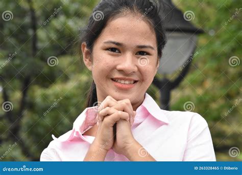 jolie fille minoritaire priant portant une chemise rose closeup image stock image du mignon