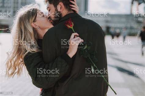 포옹 하 고 키스 하는 거리에 꽃과 아름 다운 젊은 부부 커플에 대한 스톡 사진 및 기타 이미지 커플 키스 장미 Istock