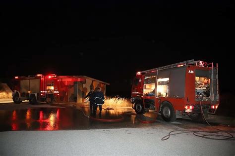 Η χαλκιδική είναι περιοχή της μακεδονίας και γεωγραφικά αποτελεί την απόληξη της κεντρικής μακεδονίας στο αιγαίο πέλαγος, το οποίο εισχωρεί βαθιά μέσα σε αυτήν, σχηματίζοντας τρεις επιμήκεις χερσονήσους, που δίνουν στην περιοχή το χαρακτηριστικό της σχήμα («πόδια της χαλκιδικής»). Συγκλονιστικό βίντεο: Δείτε από πού ξεκίνησε η φωτιά στη ...