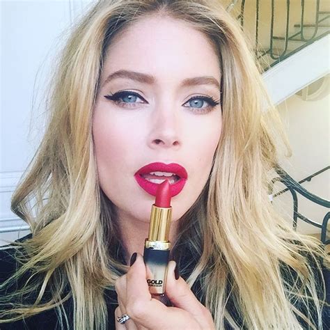 Stunning Doutzen Kroes Wearing Loreal Gold Obsession Red Listick