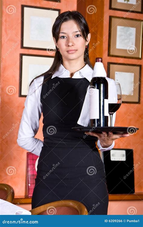 Das Mädchen Der Kellner Mit Einem Tellersegment Mit Wein Stockfoto Bild Von Baumuster