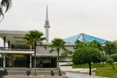 Tugu negara terawal merupakan tiang konkrit yang terletak di jalan tugu berhampiran bulatan di hadapan stesyen kereta api kuala lumpur, bersebelahan masjid negara. Masjid Negara in Kuala Lumpur, Malaysia | Franks Travelbox