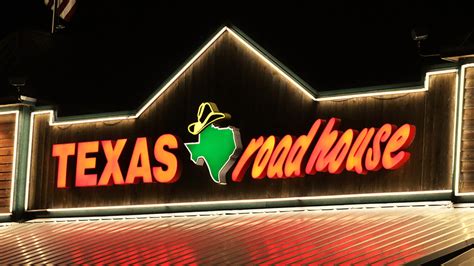Coronavirus Texas Roadhouse Ceo Gives Up Salary To Pay Front Line