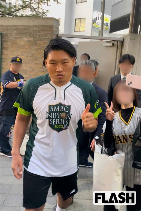 「笑わない男」ラグビー稲垣啓太、日本シリーズ始球式「直前姿」を目撃！ ファンサービスで思わず微笑？ Smart Flashスマフラ