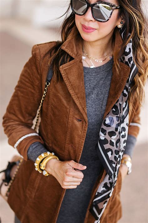Style Of Sam In Cabi Fall 2018 Journey Jacket Put On Dress And Leopard Scarf Модная одежда
