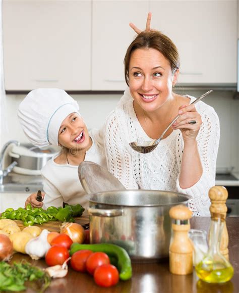 Madre E Hija Que Cocinan Junto Imagen De Archivo Imagen De Cocina