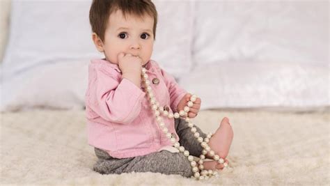 Lihatlah, dengarkan, dan rasakan tempatkan telinga anda dekat dengan mulut dan hidung bayi. 4 Hal yang Perlu Dilakukan Saat Anak Masukkan Benda Asing ...