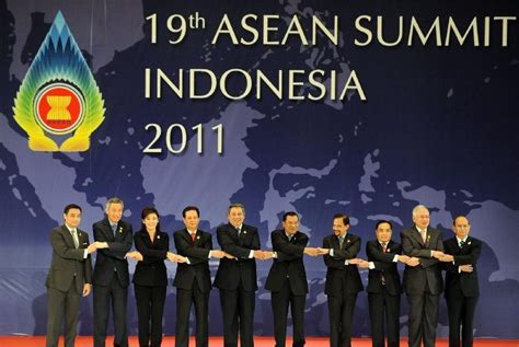 Beberapa peranan indonesia bagi wilayah asia tenggara, yakni indonesia adalah salah satu pelopor berdirinya asean. 7+ Peranan ASEAN dalam Hubungan Internasional Lengkap