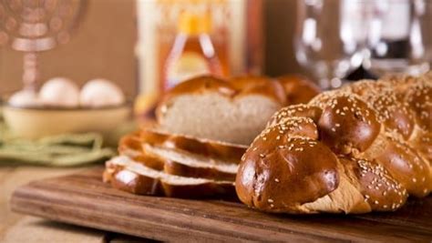לא אפיתי חלה, אבל העלתי פוסט בפייסבוק שתוהה מה העניין של חלות בצורת מפתח. חלה בצורת מפתח מתכון - Lilianaescaner
