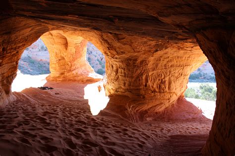Moqui Caverns Kanab Utah Hiking Caves Kanab Cool Places To Visit