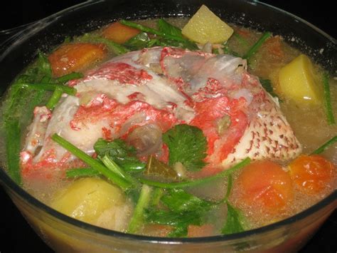 Masukkan semua bahan (kecuali daun sup) dalam periuk dan renehkan sehingga ikan masak *tak perlu tumis kerana ikan. From Dapur Bubu: sup kepala ikan merah 2