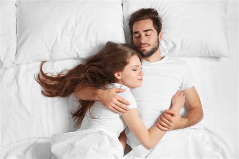 dormir aux côtés d une personne qu on aime voici les 10 bénéfices
