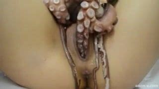 Порно с живым осминогом девушки в ванной