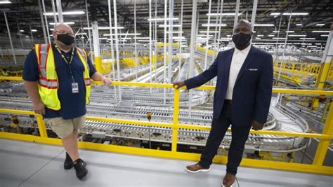 Amazon Hr Leader Gives A Look Inside A Detroit Area Fulfillment Center