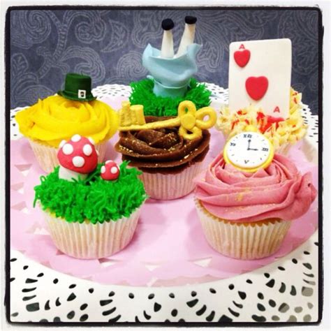 Bake some fun cupcakes with your kids for a party, cake sale or weekend treat. Alice in Wonderland Cupcakes | Alice in wonderland cupcakes
