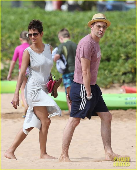 Halle Berry Olivier Martinez Maui Beach Stroll With Nahla Photo