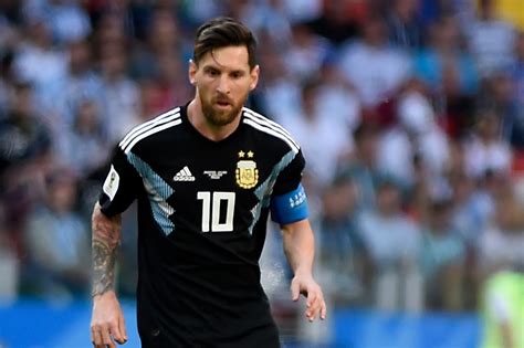 Ansu fati ist seit 78 jahren die jüngste spieler, der für den . FC Barcelona: Nach Kritik an Messi: Barça schenkt Maradona ...