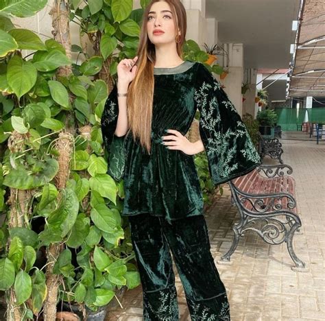 Nawal Saeed💚💚💚 Simple Trendy Outfits Velvet Dress Designs Stylish