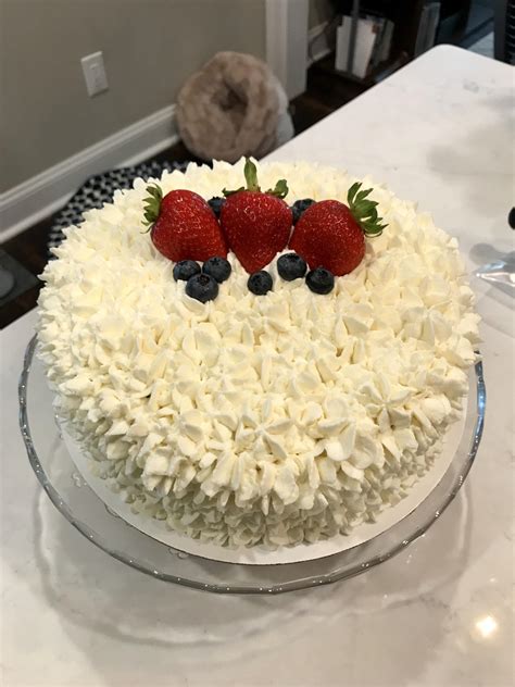 White Cake With Whipped Cream Cheese Frosting 🍰 Rfondanthate