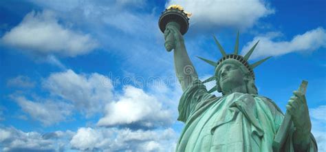 Estatua Del Panorama De La Libertad Con El Cielo Nublado Azul Brillante
