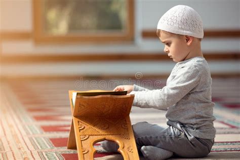 Lenfant Musulman Prie Dans La Mosquée Le Petit Garçon Prie à Dieu à