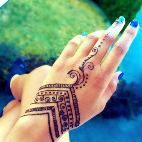 Simple Henna Tattoos On Hand 11 Awesome And Elegant Henna Tattoo