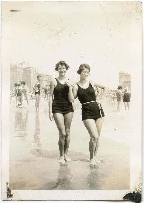 S Bathing Beauties Also Post Girls King Tut Their Arm Vintage Bathing Suits