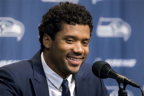 Report: Seahawks QB Russell Wilson gifts his offensive linemen with $12,000 in Amazon stock